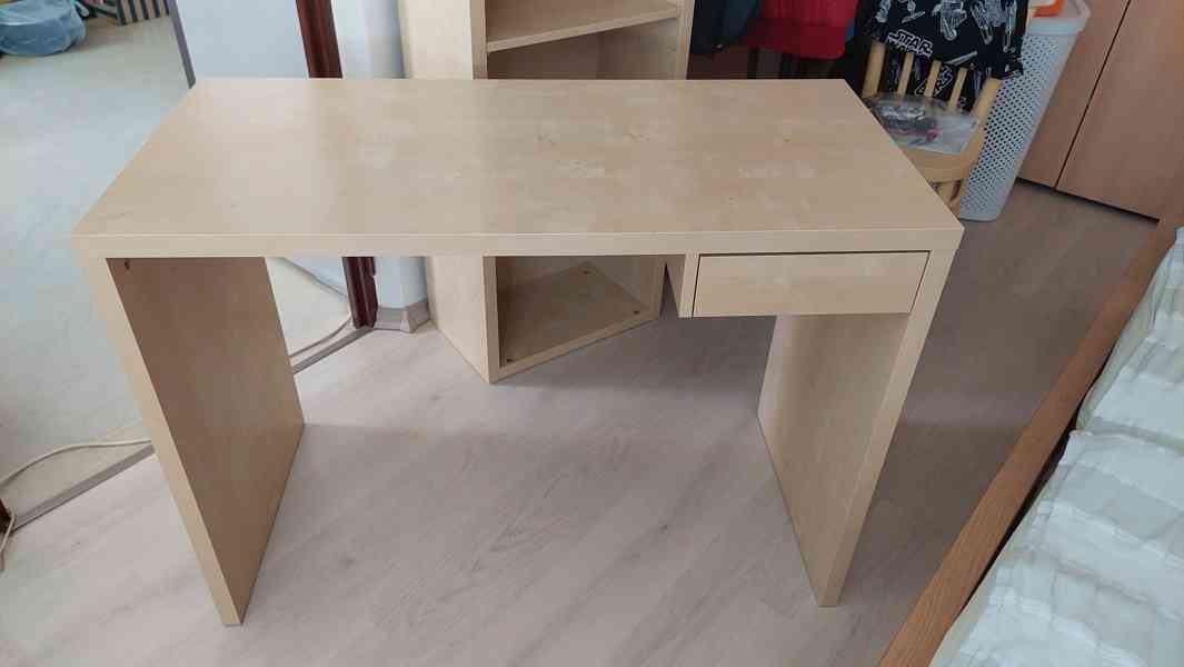 Knihovna Ikea (+ psací stůl, police ...) - foto 5