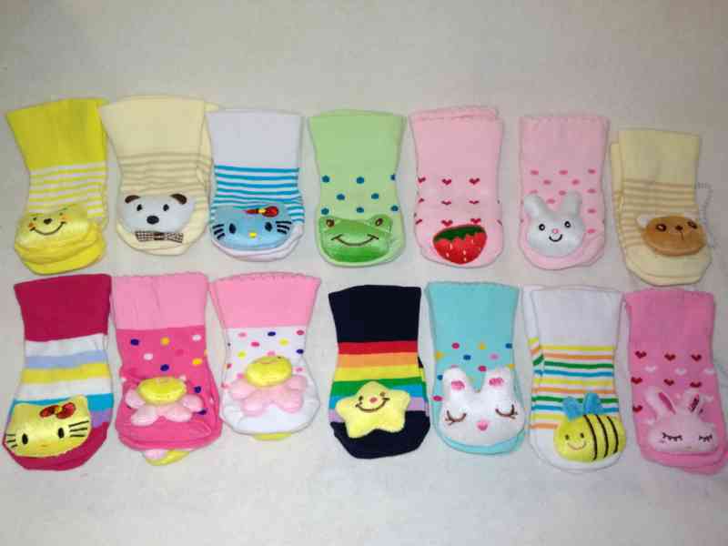 Novorozenecké ponožky s hračkou - foto 1