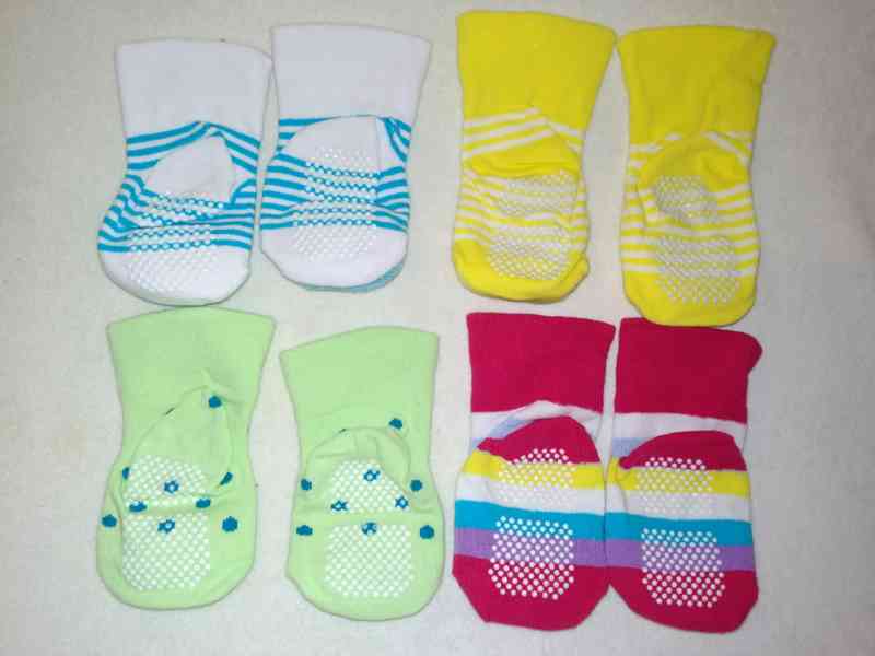 Novorozenecké ponožky s hračkou - foto 2